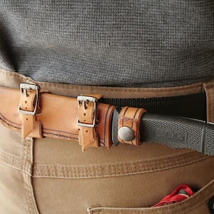 SOG Robbe Pup Horizontale Lederscheide für Scout Carry oder Cross-Draw. Hergestellt in den USA, echtes Leder. (Messer NICHT Enthalten)