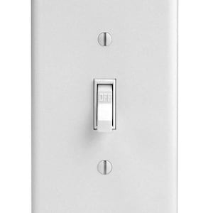 Op de afbeelding: Een witte lichtschakelaar met een enkele schakelaar met de tekst "OFF". De schakelaar is gemonteerd op een witte wandplaat.