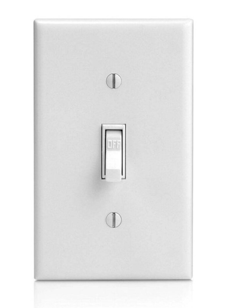 Op de afbeelding: Een witte lichtschakelaar met een enkele schakelaar met de tekst "OFF". De schakelaar is gemonteerd op een witte wandplaat.