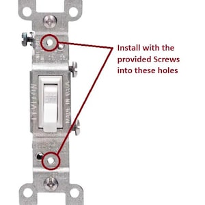 Op de afbeelding: Een zilveren lichtschakelaar met de tekst "LEVITON" en "MADE IN USA" erop. De schakelaar heeft twee schroefgaten boven en onder voor installatie.