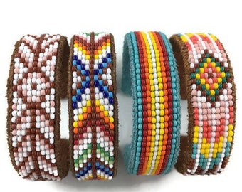 Pulseira de couro com miçangas trançadas à mão • Pulseira boho ajustável • Joia de couro com miçangas feita à mão • Presente inspirado na natureza para ela