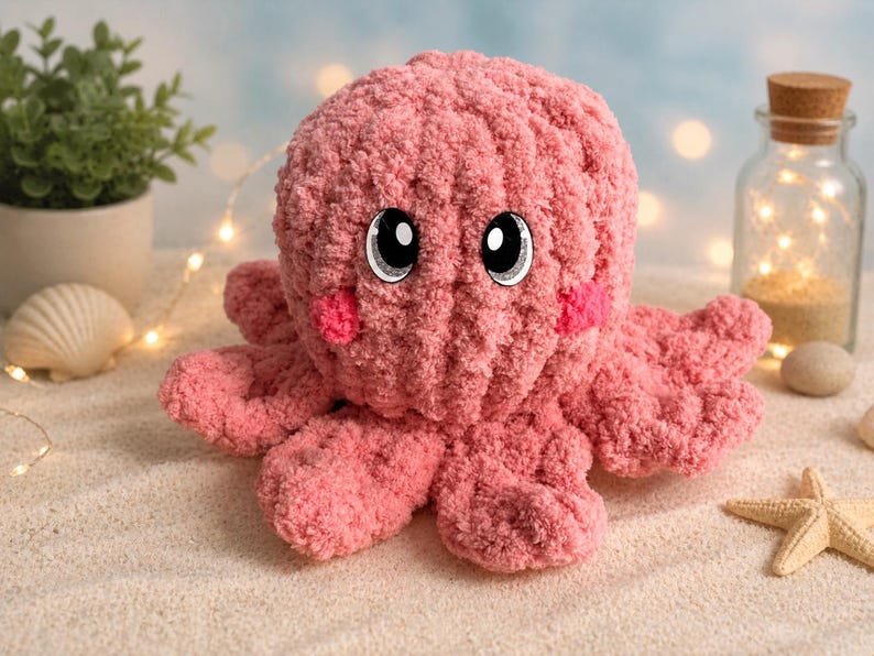 Op de afbeelding: Een roze pluche octopus met grote cartoonogen en roze wangen. Het handgemaakte knuffeldier heeft acht tentakels en is gemaakt van een zacht, getextureerd materiaal. Een schattig, knuffelbaar speelgoed.