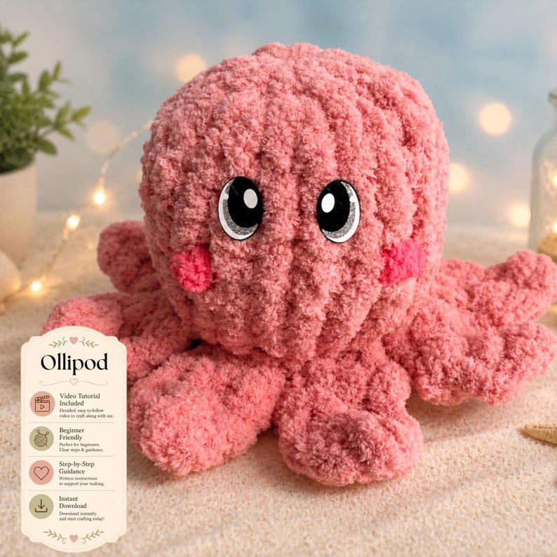 Op de afbeelding: Een zachtroze octopusknuffel met grote, expressieve ogen en roze wangen. Het zachte, getextureerde speelgoed heeft acht tentakels en is ontworpen met een vriendelijk, cartoonachtig uiterlijk. Het woord "Ollipod" is zichtbaar op een kleine kaart.