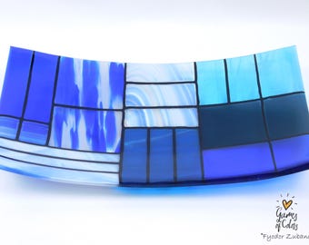 Plato de vidrio fusionado «Una suave mezcla de colores - Azules»: Diseño geométrico, apto para uso alimentario.