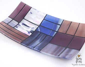 Plato de vidrio fusionado «Una suave mezcla de colores - Morados»: Diseño geométrico, apto para uso alimentario.