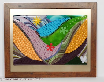 Könnte beinhalten: Ein gerahmtes Glasmosaik-Kunstwerk mit abstrakten Formen und Farben, darunter Grün, Blau, Orange und Lila. Das Kunstwerk enthält ein weißes Herz, eine gelbe Sonne und ein rotes Puzzleteil.