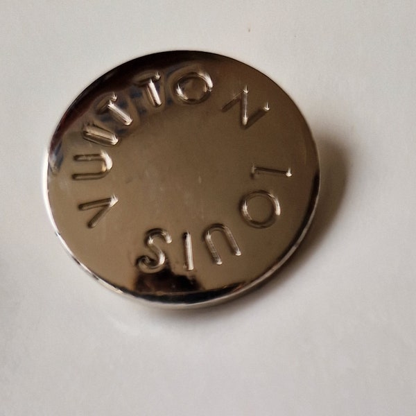 Authentic LOUIS VUITTON   button in metal , 0,8 in vintage  sold individually