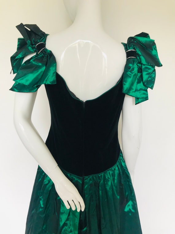 Dramatic 1980s green & velvet evening dress jacke… - image 9