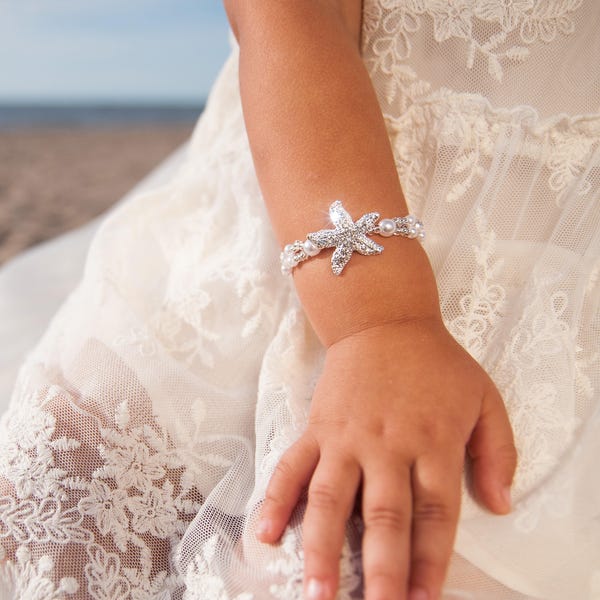 Baby girl bracelet, Kids starfish pearl bracelet, Flower girl jewelry, Baby Shower Gift, Beach wedding junior bridesmaid proposal gift