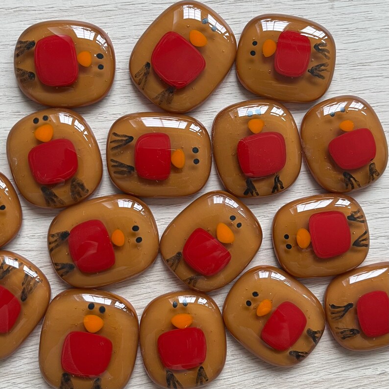 Pu&ograve; includere: Una collezione di 14 ornamenti in vetro fatti a mano con un design di pettirosso. Gli ornamenti sono in varie tonalit&agrave; di marrone, rosso e bianco.