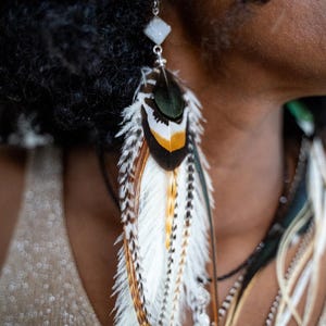 Boucle d&#39;Oreille en Plumes Naturelles et Pierre semi-précieuse de Druzy Quartz, Sertissage Argent 925, Plume d&#39;autruche, faisant, coq Léon
