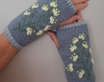 Hand Knitted Grey Gloves Embroidered With White And Yellow Flowers Small To Medium