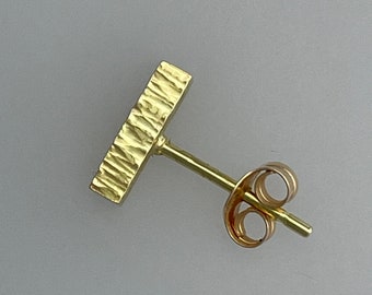 Single 18k solid gold line textured bar stud