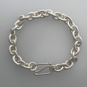 Oval link chain bracelet in textured silver