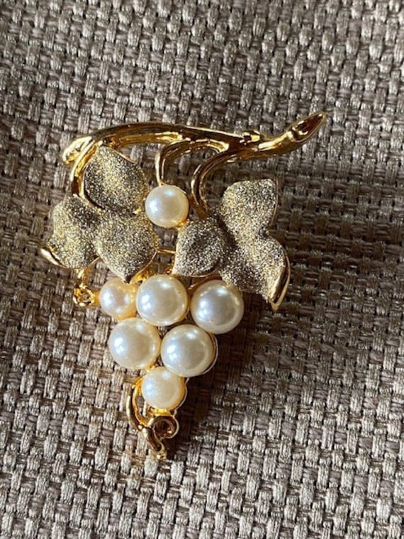 Beautiful faux pearl pin/brooch