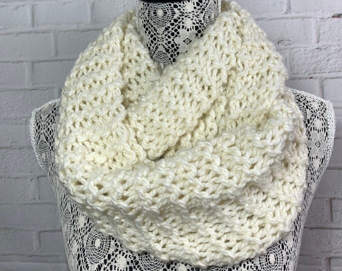 Hand knit cream wool infinity scarf / hand knitted scarf / wool scarf / infinity scarf knit / sale / free shipping / off white scarf