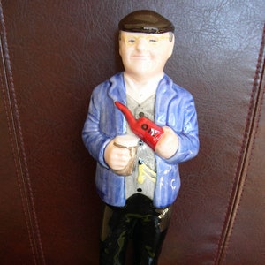 Lorna Bailey Fred Dibnah blau Jacke mit gelben Gläsern rote Ölkanne und Pint Bier Figur 1/1 seltene Kombination als neue Klettermax unterzeichnet