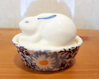 Emma Bridgewater - Cojín para huevos de Pascua, diseño de conejito y margarita azul