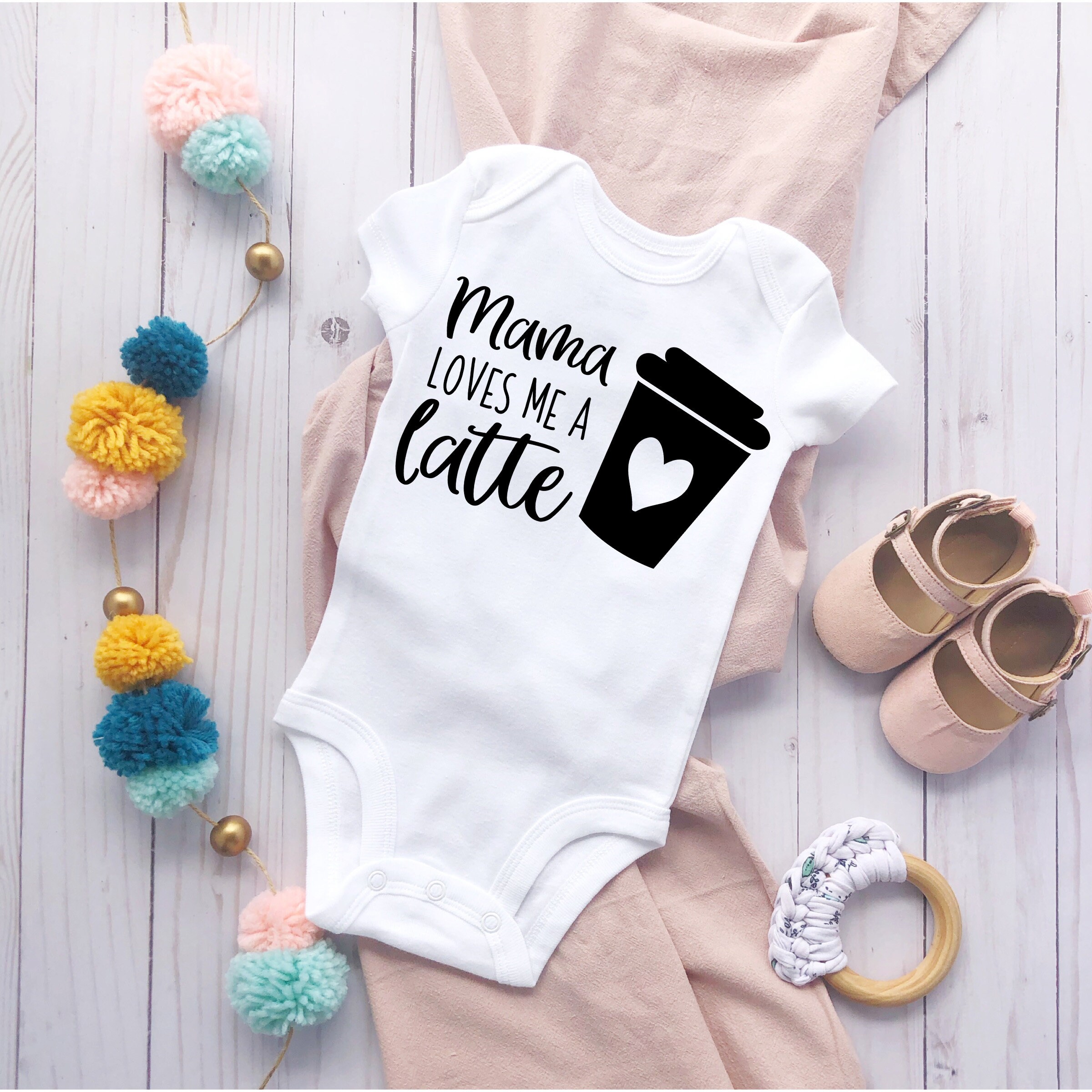 Mama Loves Me a Latte Onesie Coffee Baby Bodysuit Toddler Gifts Mama Onesie  Baby Onesie Baby Shower Gift Cute Baby Shirt Funny Toddler Shirt -   Schweiz