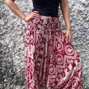 K&ouml;nnte beinhalten: Rote und wei&szlig;e gemusterte Hose mit Elefanten-Design. Die Hose ist weit geschnitten und hat einen Kordelzugbund.