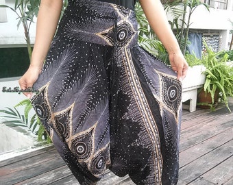 Pfau Print Haremshose: Schwarzer Baggy Jumpsuit mit tiefem Schritt