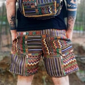 Puede incluir: Pantalones cortos de colores con un diseño geométrico en tonos de marrón, verde, rojo, azul y amarillo.