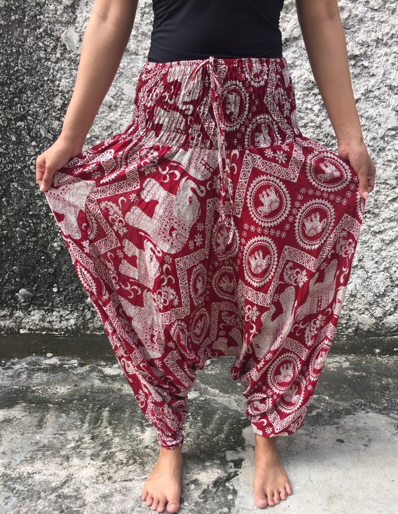 K&ouml;nnte beinhalten: Rote und wei&szlig;e gemusterte Hose mit Elefanten-Design. Die Hose hat einen Kordelzugbund und eine lockere, flie&szlig;ende Passform.