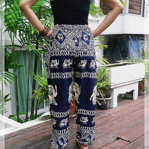 Puede incluir: Pantalones de har&eacute;n azules con un dise&ntilde;o de estampado de elefante. Los pantalones tienen una pierna ancha y un ajuste c&oacute;modo.