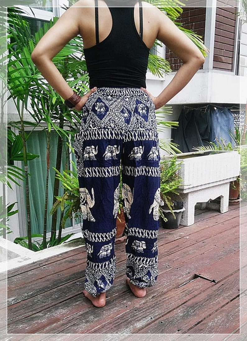 Puede incluir: Pantalones de har&eacute;n azules con un dise&ntilde;o de estampado de elefante. Los pantalones tienen una pierna ancha y un ajuste c&oacute;modo.
