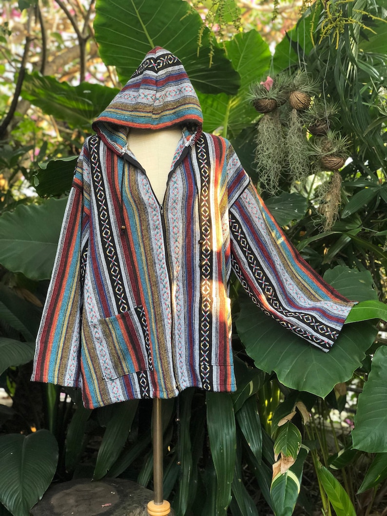 K&ouml;nnte beinhalten: Eine Kapuzenjacke mit farbenfrohem Streifenmuster in Rot-, Blau-, Orange- und Schwarzt&ouml;nen. Die Jacke hat einen durchgehenden Rei&szlig;verschluss, zwei Vordertaschen und eine Kapuze mit Kordelzug. Die Jacke wird auf einer Schaufensterpuppe pr&auml;sentiert.