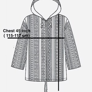 K&ouml;nnte beinhalten: Strichzeichnung eines Kapuzenpullovers mit geometrischem Muster. Die Brust misst 115-117 cm, die L&auml;nge 69-71 cm. Das Design umfasst vertikale Streifen und Rauten.