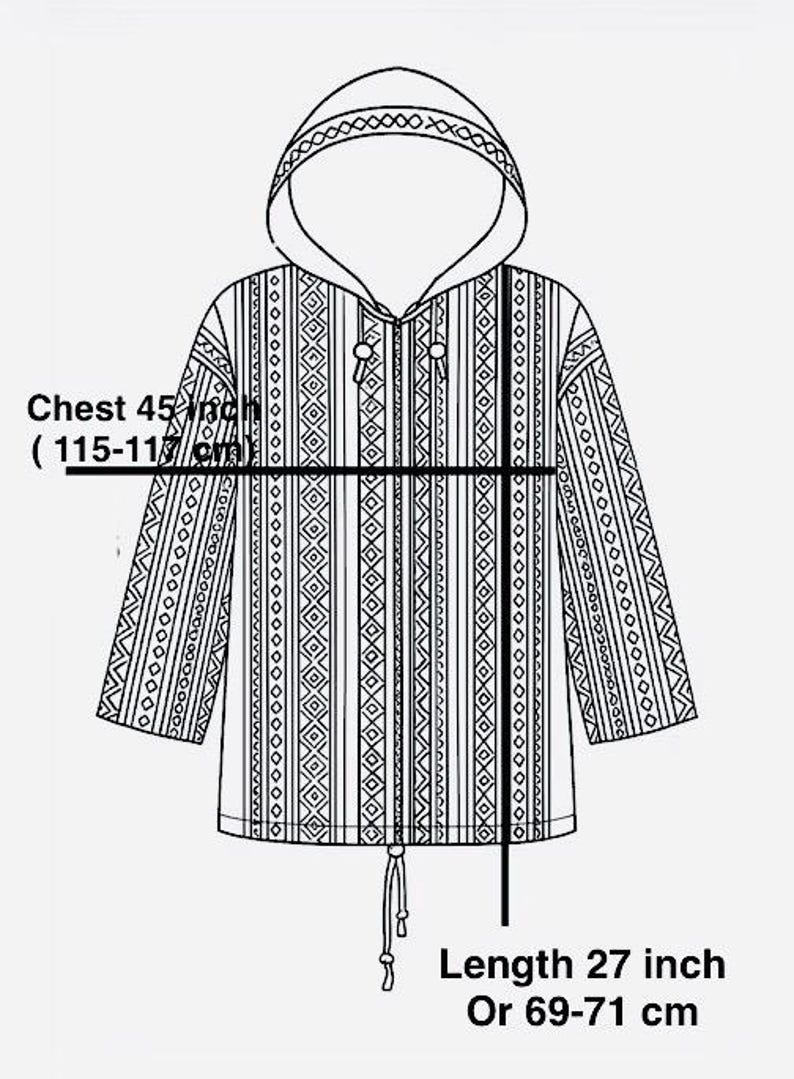 K&ouml;nnte beinhalten: Strichzeichnung eines Kapuzenpullovers mit geometrischem Muster. Die Brust misst 115-117 cm, die L&auml;nge 69-71 cm. Das Design umfasst vertikale Streifen und Rauten.