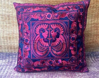 Rött broderi med fågelmotiv, blommor, tribal, boho, hmong, örngott, handgjort, kuddfodral, kullstam, heminredning, present, unik chic