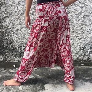 K&ouml;nnte beinhalten: Rote und wei&szlig;e gemusterte Hose mit Elefanten-Design. Die Hose ist weit geschnitten und hat eine weite Beinweite.