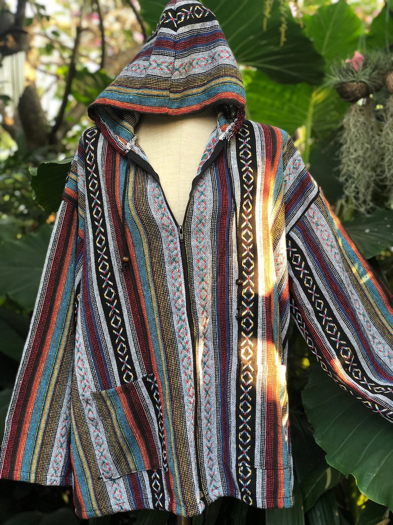 K&ouml;nnte beinhalten: Kapuzenjacke mit farbenfrohem Streifenmuster. Die Jacke hat einen durchgehenden Rei&szlig;verschluss, zwei Vordertaschen und eine Kapuze mit Kordelzug. Die Streifen sind rot, blau, gelb und schwarz. Die Jacke wird auf einer Schaufensterpuppe pr&auml;sentiert.