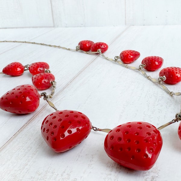 Vintage Hobe Graduated Strawberry Beads on Gold Tone Chain Link Necklace