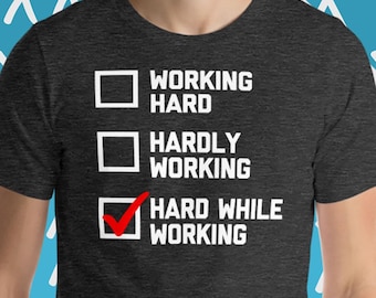 "Lustiges Arbeits-T-Shirt: ""Hard während der Arbeit"" Grafik-T-Shirt."