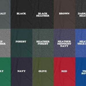 Puede incluir: Una tabla de colores que muestra 15 colores de camiseta diferentes. Los colores son: Asfalto, Negro, Negro Jaspeado, Marr&oacute;n, Gris Oscuro Jaspeado, Gris Oscuro Jaspeado, Bosque, Bosque Jaspeado, Azul Medianoche Jaspeado, Azul Real Jaspeado, Kelly, Azul Marino, Oliva, Rojo y Azul Real.