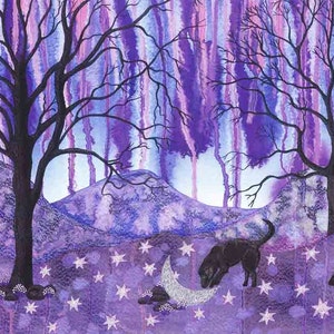 Peut inclure: Un chien noir marche dans un paysage violet et bleu avec une lune croissante et des étoiles. Les arbres sont nus et le ciel est rempli de stries de couleur.