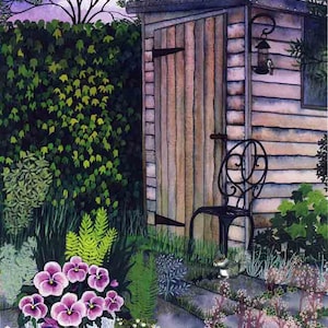 Puede incluir: Una pintura de acuarela de un cobertizo de jardín con una puerta de madera y una silla de metal. El cobertizo está rodeado de exuberante vegetación, incluyendo helechos, hiedra y flores. Un pequeño pájaro está posado en el techo del cobertizo.