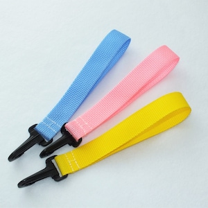 Peut inclure: Trois sangles en tissu colorées avec des fermoirs en métal noir. Les sangles sont bleu clair, rose et jaune.