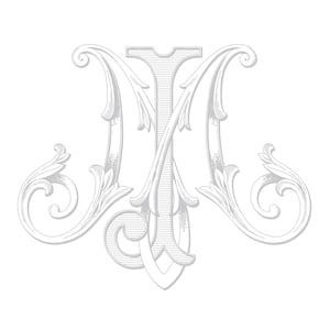 Könnte beinhalten: Ein silbergraues Monogramm mit den Buchstaben "M" und "J", die ineinander verschlungen sind. Die Buchstaben sind von verzierten, stilisierten floralen Designs umgeben.