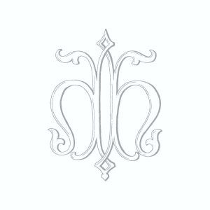 Puede incluir: Un monograma gris plateado con las letras "DH" entrelazadas en una fuente decorativa y estilizada. Las letras están rodeadas de florituras ornamentadas.
