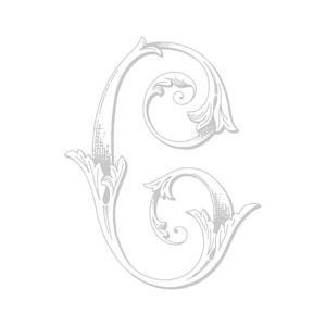 Könnte beinhalten: Ein dekorativer, stilisierter, silbergrauer Buchstabe C mit verzierten Schnörkeln.