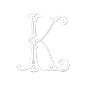Pode incluir: Uma letra K estilizada e decorativa com floreios ornamentados. A letra é de cor cinza claro e tem um estilo vintage e elegante.