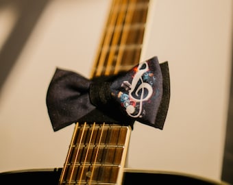 Treble clef bow tie | Gift for musician | Pre-tied music bow tie | Music love | Music teacher gift | Clef notes accessories | Gift for him
