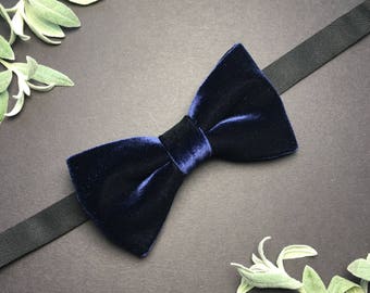 Dark blue velvet bow tie | Dark navy blue pre-tied bow | Blue wedding tie | Midnight velvet | Fancy, luxurious bow tie | Party outfit | Lush