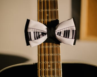 Piano print bow tie | Pre-tied musician bow tie | Gift for him | Music love | Christmas gift | Music teacher bow tie | Black and white bow