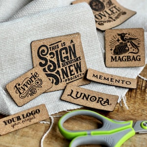 Personalisierter Nähanhänger mit Logo aus Korkstoff - Einfach zu nähen - Personalisiert mit Ihrem Logo - Individuelles Label für Kleidung und Accessoires