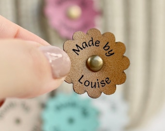 Aangepaste naamlabels voor haken en breien - imitatieleren bloemlabel met klinknagels - klein 1"